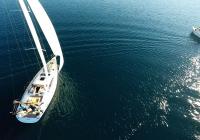 bateau à voile voilier à côté de bateau à moteur voile bleu mer